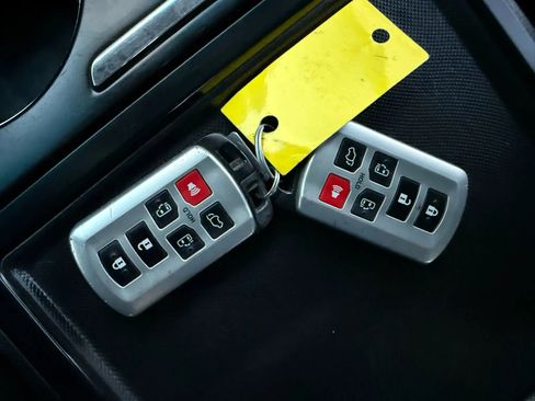 Used 2015 Toyota Sienna SE Premium image 50