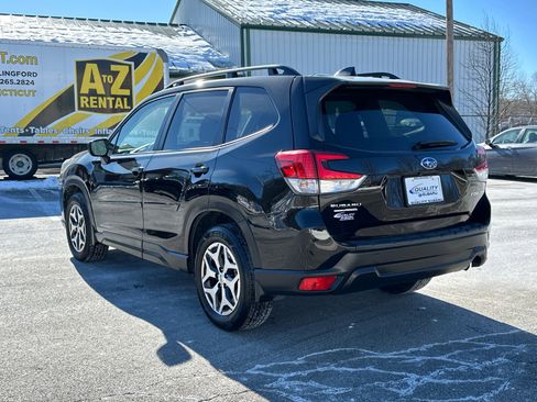 Used 2023 Subaru Forester Premium image 2