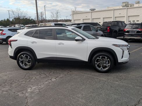 Used 2025 Chevrolet Trax LT w/ LT Convenience Package image 10