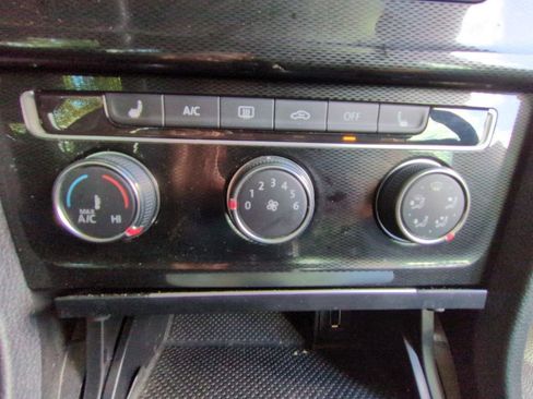 Used 2015 Volkswagen GTI SE image 19