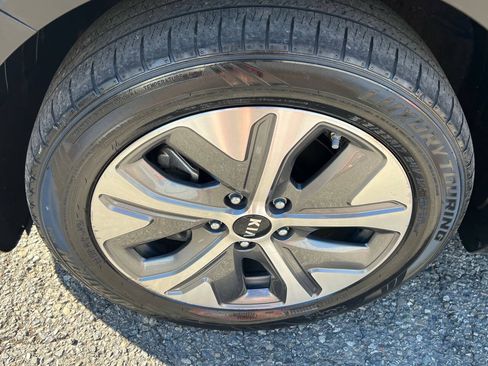 Used 2019 Kia Niro EX w/ Cold Weather Package 2.0 FWD image 9