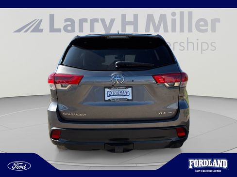 Used 2019 Toyota Highlander XLE AWD/4WD image 4