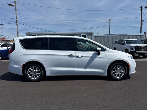 Used 2023 Chrysler Pacifica Touring-L FWD image 5