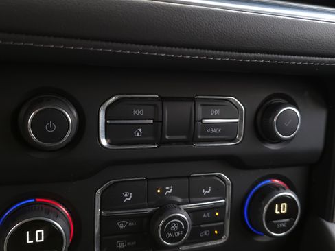 Used 2021 Chevrolet Suburban LS image 17