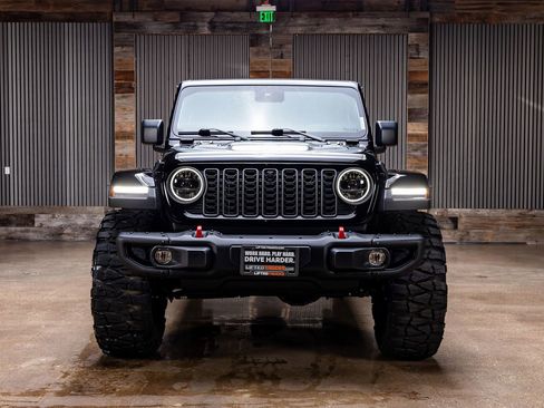 Used 2025 Jeep Wrangler Unlimited Rubicon AWD/4WD image 2