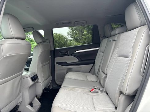 Used 2018 Toyota Highlander Plus AWD/4WD image 12