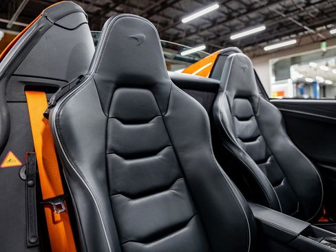 Used 2015 McLaren 650S Spider image 8