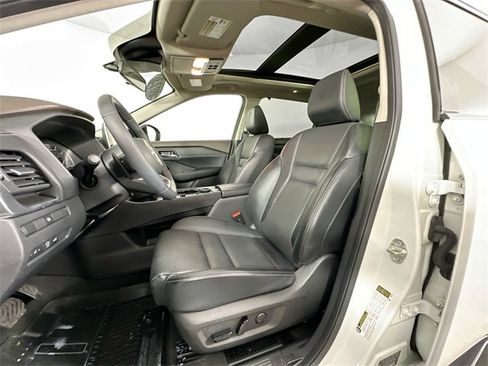 Used 2023 Nissan Rogue SV w/ SV Premium B Package image 4