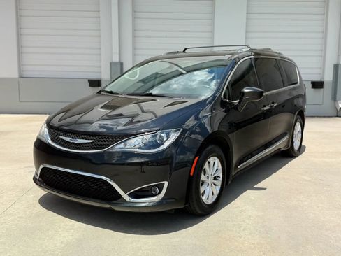 Used 2019 Chrysler Pacifica Touring-L FWD image 1