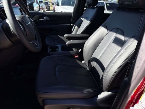 New 2026 Chrysler Pacifica Select image 11