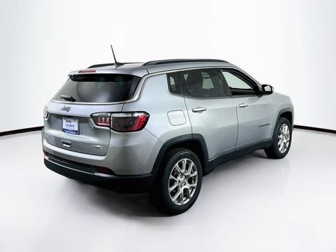 Used 2022 Jeep Compass Latitude w/ Sun and Sound Group AWD/4WD image 5