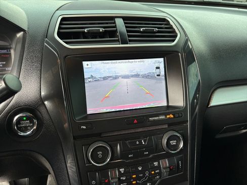 Used 2017 Ford Explorer XLT w/ Equipment Group 202A AWD/4WD image 18