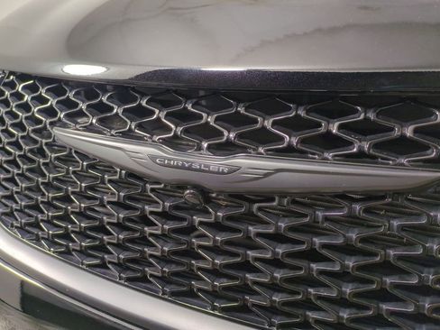 Used 2025 Chrysler Pacifica Limited image 13