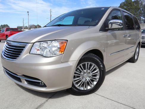 Used 2016 Chrysler Town & Country Touring-L w/ Driver Convenience Group FWD image 2
