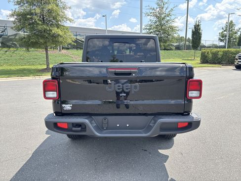 Used 2025 Jeep Gladiator Sport AWD/4WD image 8
