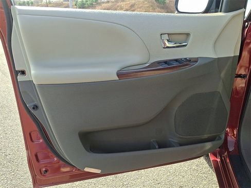Used 2014 Toyota Sienna XLE image 11