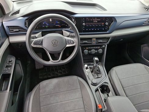 Used 2024 Volkswagen Taos SE AWD/4WD image 2