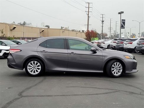 Used 2019 Toyota Camry LE image 4