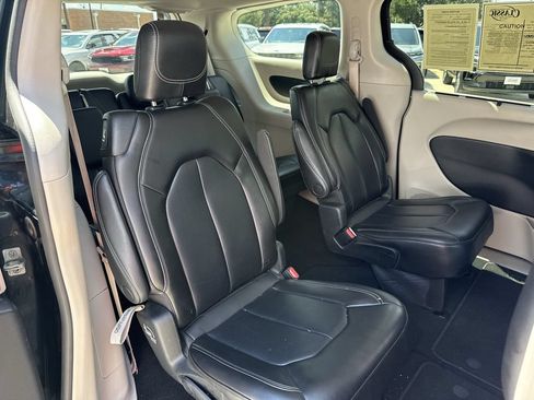 Used 2023 Chrysler Pacifica Touring-L FWD image 27