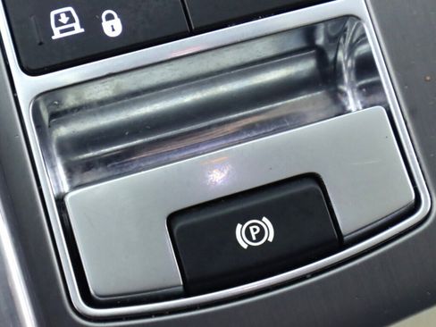 Used 2020 Land Rover Range Rover Sport SE image 25