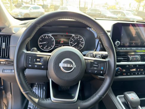Used 2025 Nissan Pathfinder SV FWD image 12