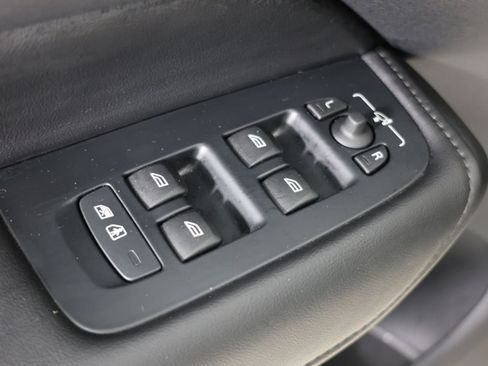 Used 2025 Volvo XC60 B5 Plus AWD/4WD image 23