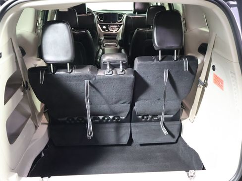 Used 2024 Chrysler Pacifica Touring-L FWD image 11