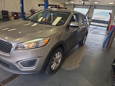 Used 2017 Kia Sorento L FWD image 2