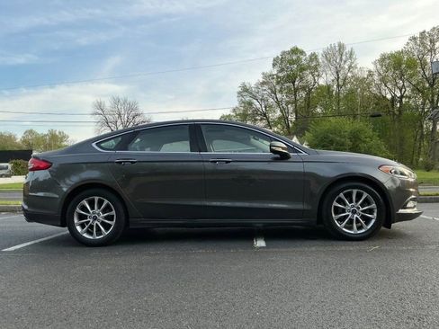 Used 2017 Ford Fusion SE image 4