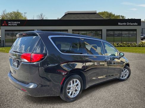 Used 2023 Chrysler Voyager LX FWD image 5