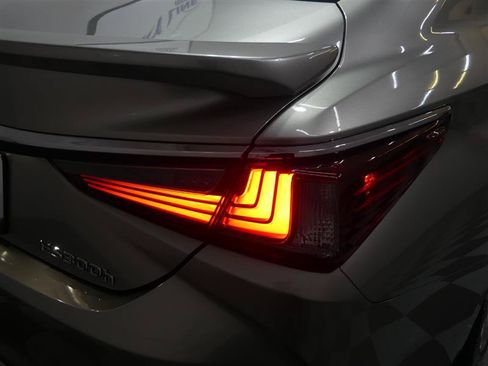 Used 2019 Lexus ES 300h w/ Accessory Package FWD image 16