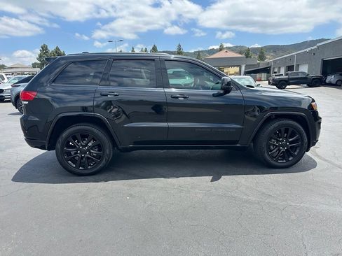Used 2018 Jeep Grand Cherokee Altitude RWD image 4