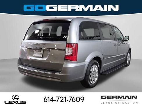 Used 2016 Chrysler Town & Country Touring w/ Driver Convenience Group FWD image 9