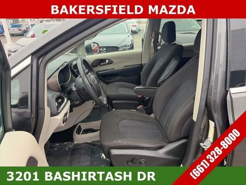 Used 2022 Chrysler Voyager LX image 21