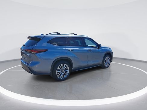 Certified 2024 Toyota Highlander Platinum AWD/4WD image 9