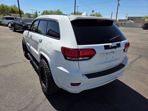 Used 2018 Jeep Grand Cherokee Altitude RWD image 15