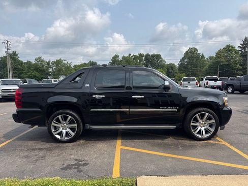 Used 2013 Chevrolet Avalanche LTZ AWD/4WD image 5