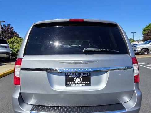 Used 2015 Chrysler Town & Country Touring-L FWD image 8
