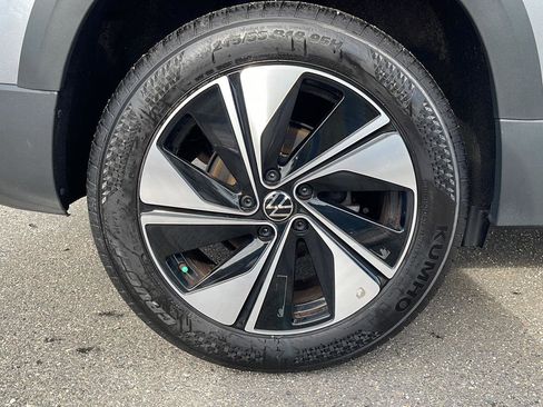 Used 2025 Volkswagen Taos SE AWD/4WD image 11