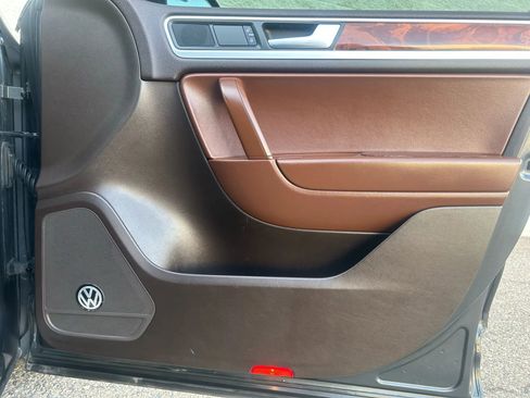 Used 2012 Volkswagen Touareg TDI image 13