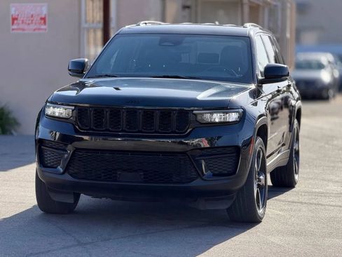 Used 2023 Jeep Grand Cherokee Altitude AWD/4WD image 5