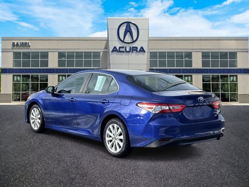 Used 2018 Toyota Camry LE image 3