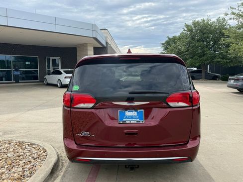 Used 2018 Chrysler Pacifica Touring Plus w/ Tire & Wheel Group FWD image 5