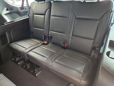 Certified 2024 Chevrolet Suburban LT RWD image 33