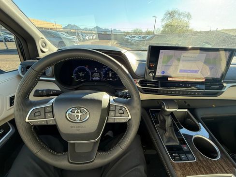 Used 2025 Toyota Sienna Platinum image 22