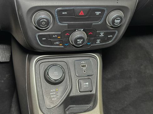 Used 2019 Jeep Compass Latitude w/ Popular Equipment Group AWD/4WD image 28