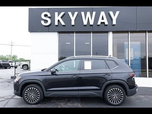 Used 2025 Volkswagen Taos SE FWD image 2