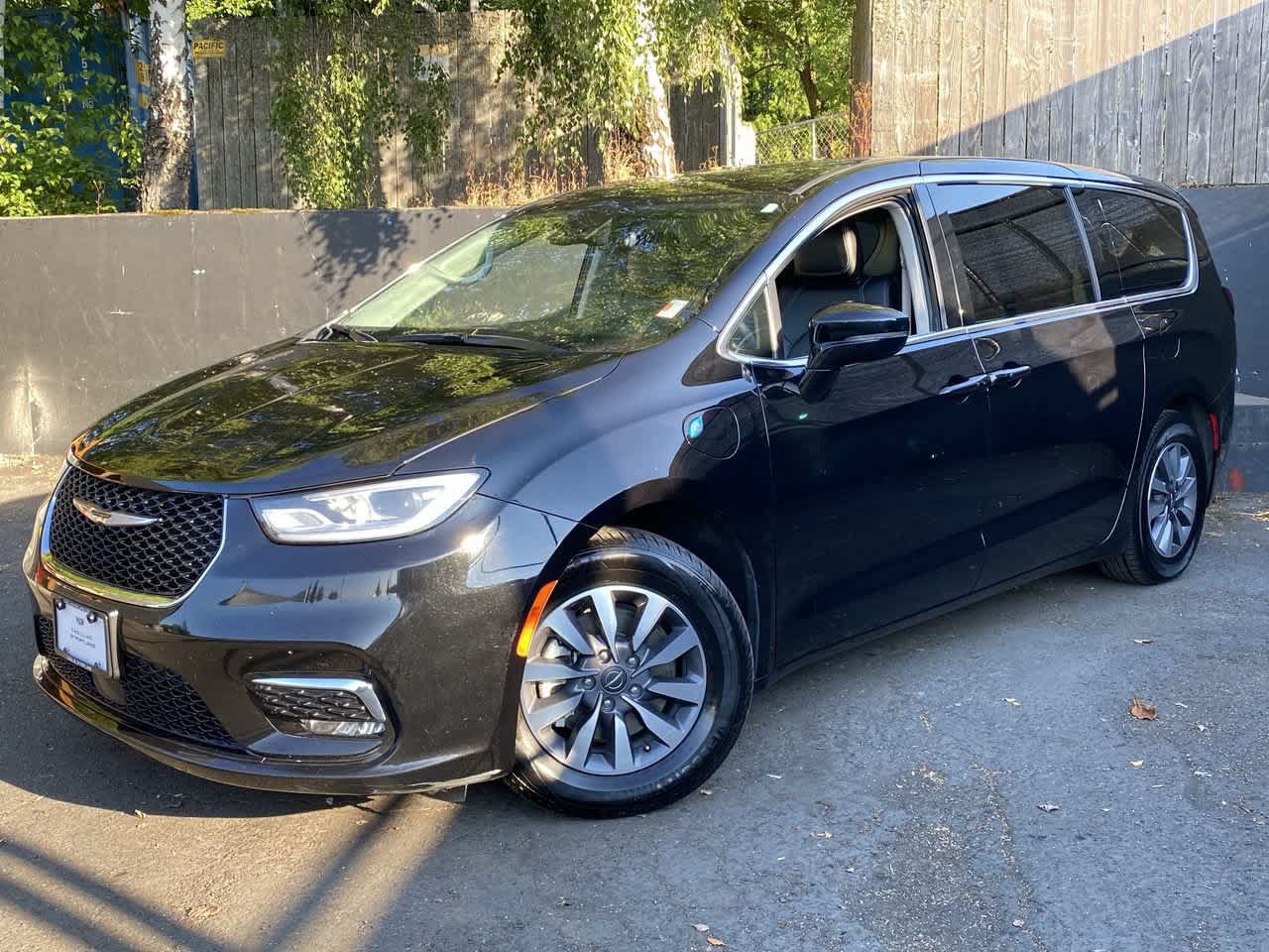 Used 2024 Chrysler Pacifica Limited FWD image 1