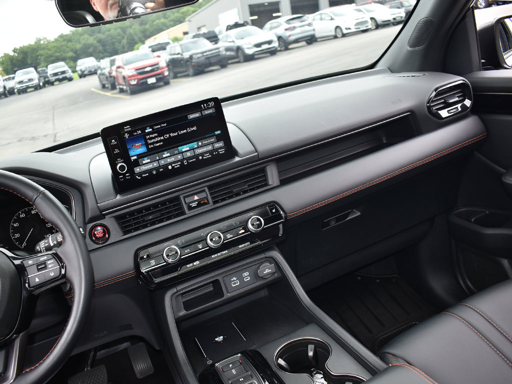 Used 2025 Honda Pilot TrailSport image 18