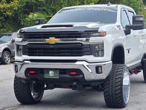 Used 2024 Chevrolet Silverado 2500 LT Z71 AWD/4WD image 2